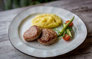 Детские котлеты с пюре 