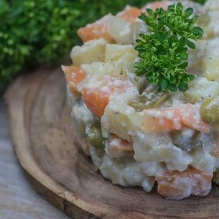 Ensaladilla rusa, con pan.