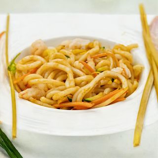 232 Spaghetti udon saltati con misto mare