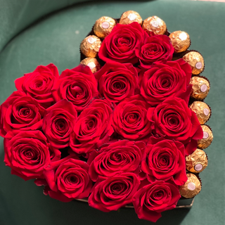 Kutija u obliku srca L velicina sa 17 ruza i ferero kuglicama 