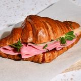 კრუასანის სენდვიჩი მორტადელათი