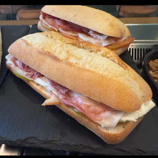 Panino crudo , mozzarella e pomodoro