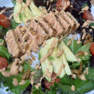 Ensalada templada de Tataki de salmon