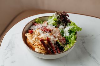 Скрембл з ковбасками та беконом