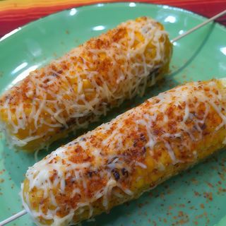 Elotes Asados Con Queso Y Chile Con Limón