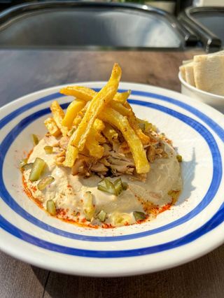 Хумус з курячою шаурмою та картоплею фрі (380г)