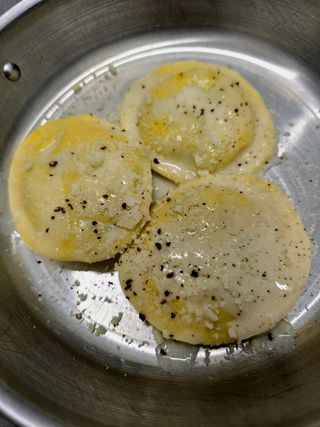 Bottoni fiori di zucca e cacio fritti con crema di pecorino