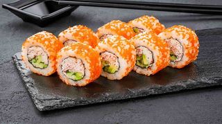 Рол Каліфорнія з крабовим міксом в ікрі