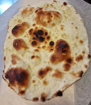 Tanka hrskava pogačica od pizza tijesta