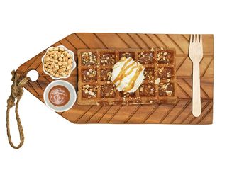 ვაფლი მარილიანი კარამელით + მიწისთხილით + ნაყინით