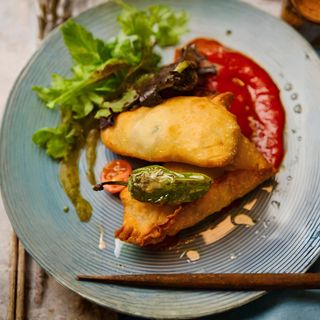 Empanada queso de cabra y mató con confitura de pimiento rojo (2 uds.)