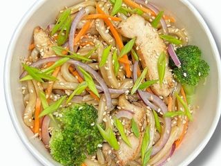 Udon z kurczakiem i warzywami (450g)