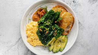 Скрэмбл с авокадо, слабосоленной форелью, шпинатом и чиабаттой