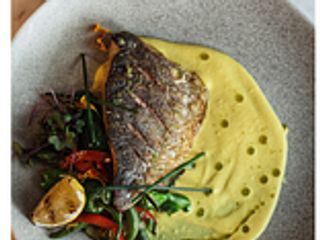 Filete de Dorada con Verduras sobre Puré de Calabaza