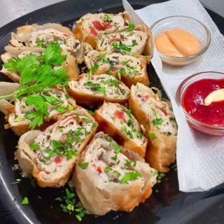 Рол-Чебурек, при доставкі полається цілим рулетом.