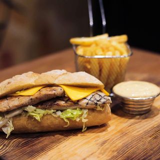 Sandwich Poulet  +frite+ Jus Au Choix