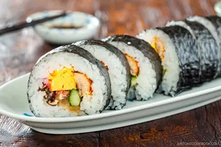 18. Super Califónia Maki e Super Futomaki (16 peças)