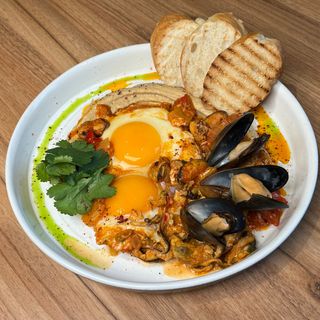 Шакшука з мʼясом мідій та хумусом (360/50г)