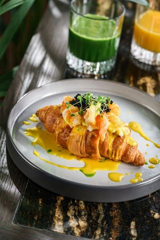 Croissant cu creveți, caviar Tobiko și cremă de brânză