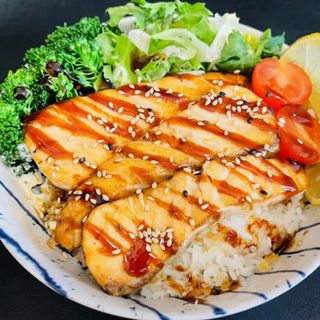 44.Yakisake Don Salmón 