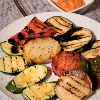 Parrillada De Verduras A La Brasa Con Romesco
