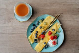 Proteinowe naleśniki z twarożkiem i owocami