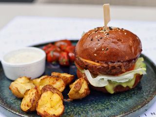 Beyond Burger сет з картоплею, томатами, BBQ (460г)