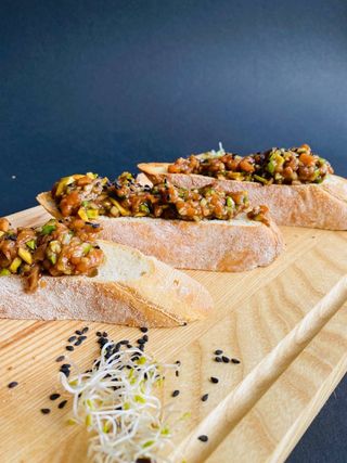 Брускета з лососем