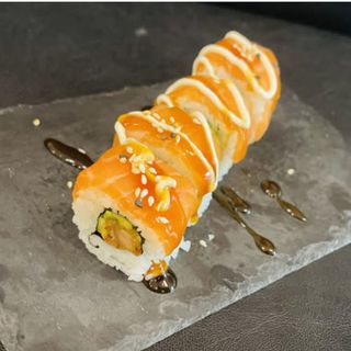 135.Uramaki Roll Salmón Pollo Tempura (8 Uds.)