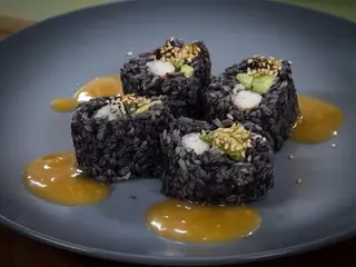 Arroz sushi negro