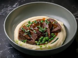 Томлені яловичі щічки з пюре та зеленим горошком (360грамм)