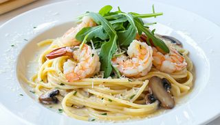 Spaghetti z krewetkami i podgrzybkami