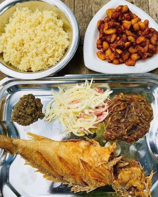 Poisson Sosso Frit + Attiéké + Alloco