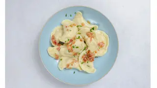 Pierogi z mięsem okraszone skwarkami i cebulą