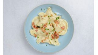 Pierogi z mięsem okraszone skwarkami i cebulą
