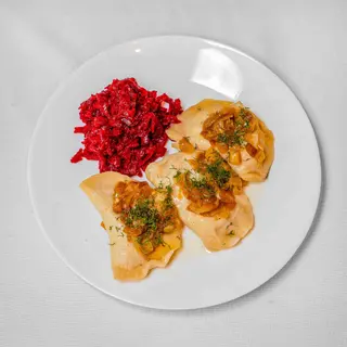 Pierogi z mięsem 7 szt. okraszone smażoną cebulką.
