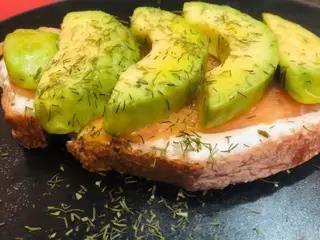 Tostas De Salmón Y Aguacate