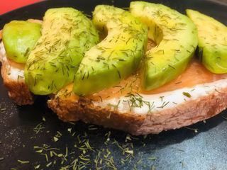 Tostas De Salmón Y Aguacate