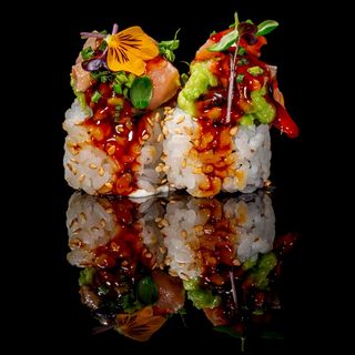 U28. Salmon flambe smoked roll 8 pezzi