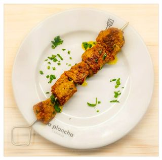 Pinchito Moruno con patatas a lo pobre