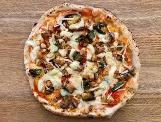 Pizza margherita con parmigiana di melanzane
