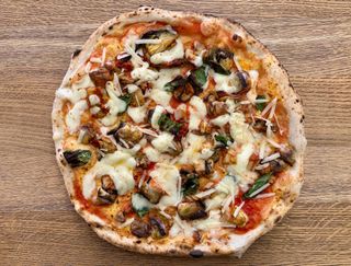 Pizza margherita con parmigiana di melanzane