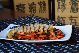 Kaczka Pekin z warzywami i ryżem