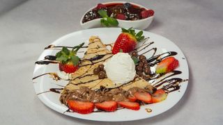 Palačinka sa eurokremom. pavlakom i jagodom