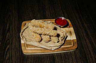 Сирні палички з журавлиним соусом