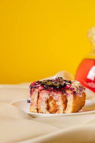 Сінабон з чорничним джемом (200г)