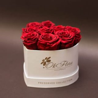 9 trandafiri criogenați roșii în inimă albă