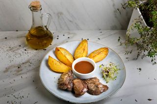 OBRAJORI DE PORC CU SOS DEMI-GLACE SI FELII DE CARTOFI COPTI CU ROZMARIN 360G