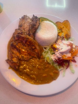 Pollo A La Plancha Con Menestra