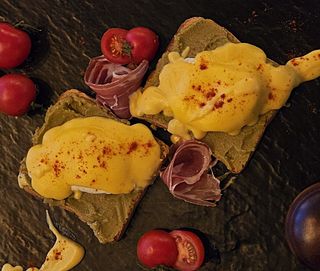 Benedict eggs sa njegoškom pršutom